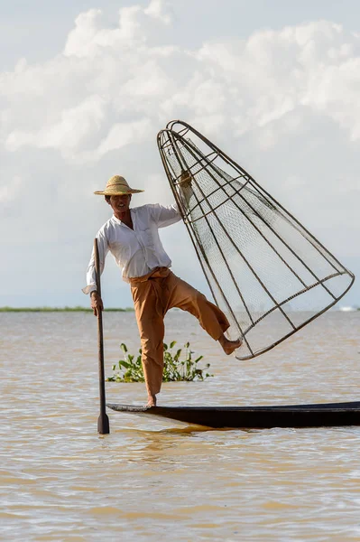 Inle Lake, Myanmar - 30 Ağustos 2016: Özel el yapımı ağı olan bir teknede tanımlanamayan Birmanyalı balıkçı. Bu Myanmar balıkçılık geleneksel yoludur