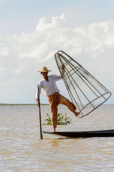 Inle Lake, Myanmar - 30 Ağustos 2016: Özel el yapımı ağı olan bir teknede tanımlanamayan Birmanyalı balıkçı. Bu Myanmar balıkçılık geleneksel yoludur