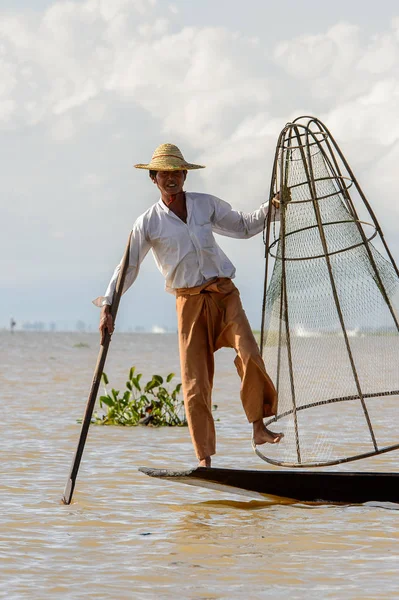 Inle Lake, Myanmar - 30 Ağustos 2016: Özel el yapımı ağı olan bir teknede tanımlanamayan Birmanyalı balıkçı. Bu Myanmar balıkçılık geleneksel yoludur