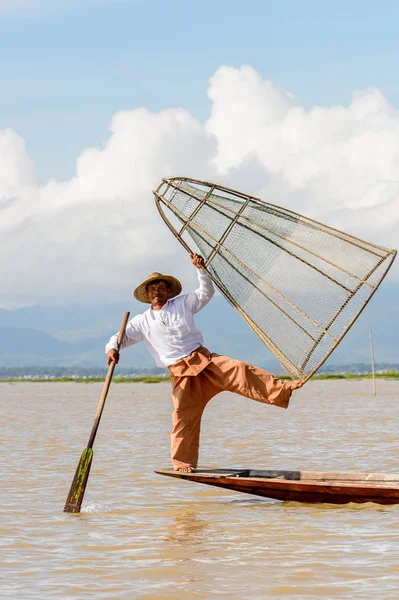 Inle Lake, Myanmar - 30 Ağustos 2016: Özel el yapımı ağı olan bir teknede tanımlanamayan Birmanyalı balıkçı. Bu Myanmar balıkçılık geleneksel yoludur