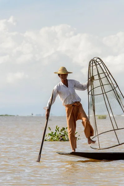 Inle Lake, Myanmar - 30 Ağustos 2016: Özel el yapımı ağı olan bir teknede tanımlanamayan Birmanyalı balıkçı. Bu Myanmar balıkçılık geleneksel yoludur