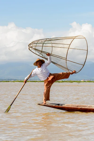 Inle Lake, Myanmar - 30 Ağustos 2016: Özel el yapımı ağı olan bir teknede tanımlanamayan Birmanyalı balıkçı. Bu Myanmar balıkçılık geleneksel yoludur
