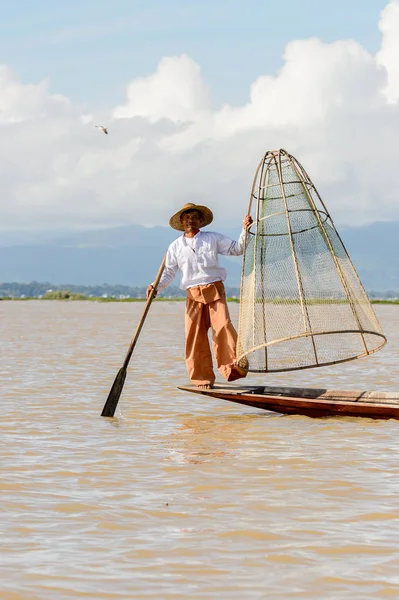 Inle Lake, Myanmar - 30 Ağustos 2016: Özel el yapımı ağı olan bir teknede tanımlanamayan Birmanyalı balıkçı. Bu Myanmar balıkçılık geleneksel yoludur