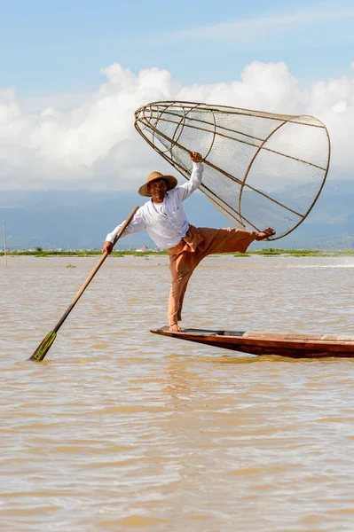 Inle Lake, Myanmar - 30 Ağustos 2016: Özel el yapımı ağı olan bir teknede tanımlanamayan Birmanyalı balıkçı. Bu Myanmar balıkçılık geleneksel yoludur