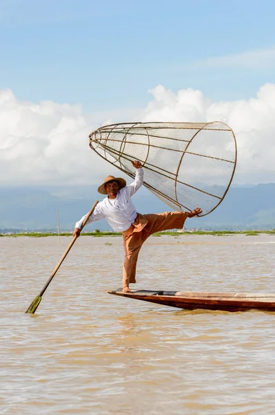 Inle Lake, Myanmar - 30 Ağustos 2016: Özel el yapımı ağı olan bir teknede tanımlanamayan Birmanyalı balıkçı. Bu Myanmar balıkçılık geleneksel yoludur
