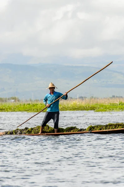 Inle Lake, Myanmar - 30 Ağustos 2016: Myanmar'ın Shan Eyaletinin Taunggyi İlçesi'nin Nyaungshwe İlçesi'nde bulunan bir tatlı su gölü olan Inle Sap'ın üzerinde bambu teknede bulunan tanımlanamayan Birmanyalı adam
