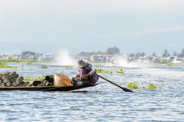 Inle Lake, Myanmar - 30 Ağustos 2016: Myanmar'ın Shan Eyaletinin Taunggyi İlçesi'nin Nyaungshwe İlçesi'nde bulunan bir tatlı su gölü olan Inle Sap'ın üzerinde bambu teknede bulunan tanımlanamayan Birmanyalı adam