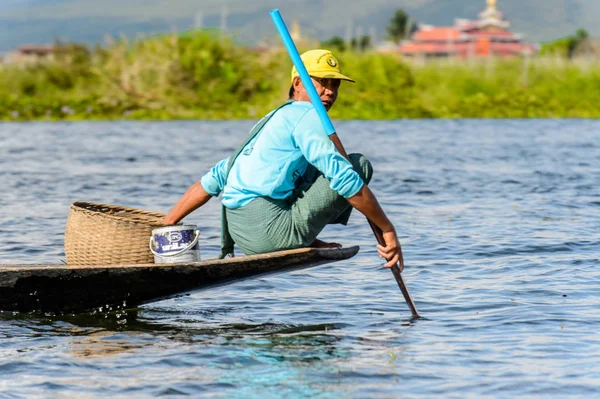 Inle Lake, Myanmar - 30 Ağustos 2016: Myanmar'ın Shan Eyaletinin Taunggyi İlçesi'nin Nyaungshwe İlçesi'nde bulunan bir tatlı su gölü olan Inle Sap'ın üzerinde bambu teknede bulunan tanımlanamayan Birmanyalı adam