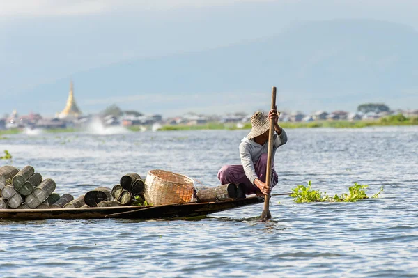 Inle Lake, Myanmar - 30 Ağustos 2016: Myanmar'ın Shan Eyaletinin Taunggyi İlçesi'nin Nyaungshwe İlçesi'nde bulunan bir tatlı su gölü olan Inle Sap'ın üzerinde bambu teknede bulunan tanımlanamayan Birmanyalı adam