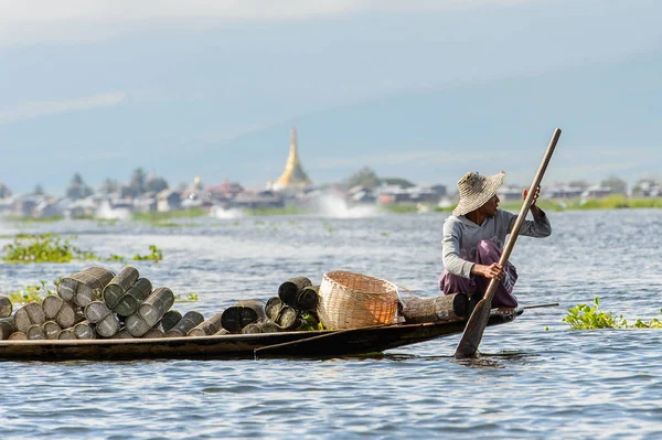 Inle Lake, Myanmar - 30 Ağustos 2016: Myanmar'ın Shan Eyaletinin Taunggyi İlçesi'nin Nyaungshwe İlçesi'nde bulunan bir tatlı su gölü olan Inle Sap'ın üzerinde bambu teknede bulunan tanımlanamayan Birmanyalı adam