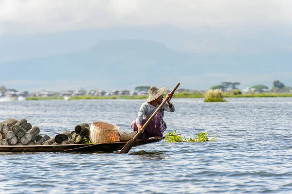 Inle Lake, Myanmar - 30 Ağustos 2016: Myanmar'ın Shan Eyaletinin Taunggyi İlçesi'nin Nyaungshwe İlçesi'nde bulunan bir tatlı su gölü olan Inle Sap'ın üzerinde bambu teknede bulunan tanımlanamayan Birmanyalı adam