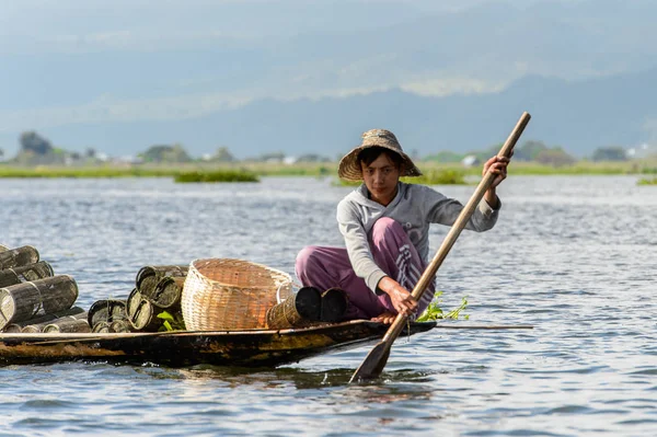 Inle Lake, Myanmar - 30 Ağustos 2016: Myanmar'ın Shan Eyaletinin Taunggyi İlçesi'nin Nyaungshwe İlçesi'nde bulunan bir tatlı su gölü olan Inle Sap'ın üzerinde bambu teknede bulunan tanımlanamayan Birmanyalı adam