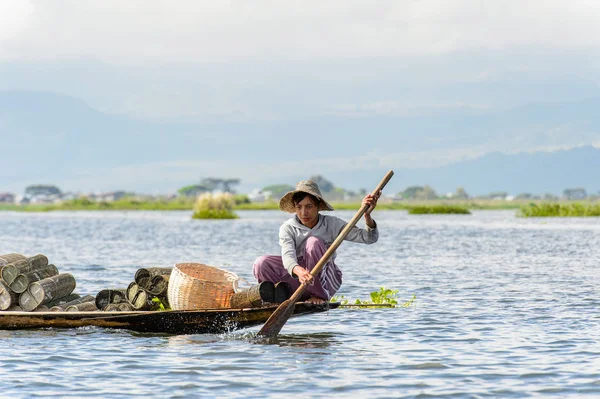 Inle Lake, Myanmar - 30 Ağustos 2016: Myanmar'ın Shan Eyaletinin Taunggyi İlçesi'nin Nyaungshwe İlçesi'nde bulunan bir tatlı su gölü olan Inle Sap'ın üzerinde bambu teknede bulunan tanımlanamayan Birmanyalı adam