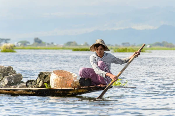 Inle Lake, Myanmar - 30 Ağustos 2016: Myanmar'ın Shan Eyaletinin Taunggyi İlçesi'nin Nyaungshwe İlçesi'nde bulunan bir tatlı su gölü olan Inle Sap'ın üzerinde bambu teknede bulunan tanımlanamayan Birmanyalı adam
