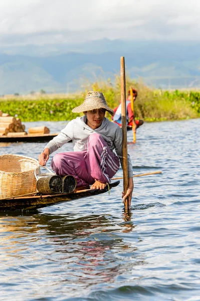 Inle Lake, Myanmar - 30 Ağustos 2016: Myanmar'ın Shan Eyaletinin Taunggyi İlçesi'nin Nyaungshwe İlçesi'nde bulunan bir tatlı su gölü olan Inle Sap'ın üzerinde bambu teknede bulunan tanımlanamayan Birmanyalı adam