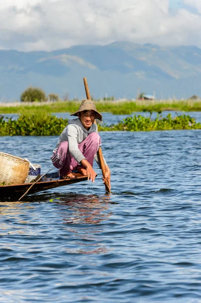 Inle Lake, Myanmar - 30 Ağustos 2016: Myanmar'ın Shan Eyaletinin Taunggyi İlçesi'nin Nyaungshwe İlçesi'nde bulunan bir tatlı su gölü olan Inle Sap'ın üzerinde bambu teknede bulunan tanımlanamayan Birmanyalı adam