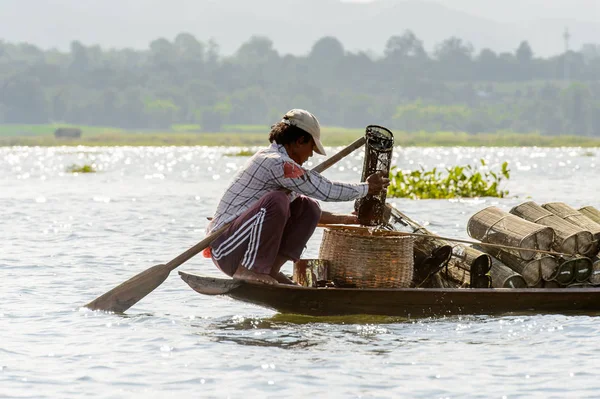 Inle Lake, Myanmar - 30 Ağustos 2016: Myanmar'ın Shan Eyaletinin Taunggyi İlçesi'nin Nyaungshwe İlçesi'nde bulunan bir tatlı su gölü olan Inle Sap'ın üzerinde bambu teknede bulunan tanımlanamayan Birmanyalı adam