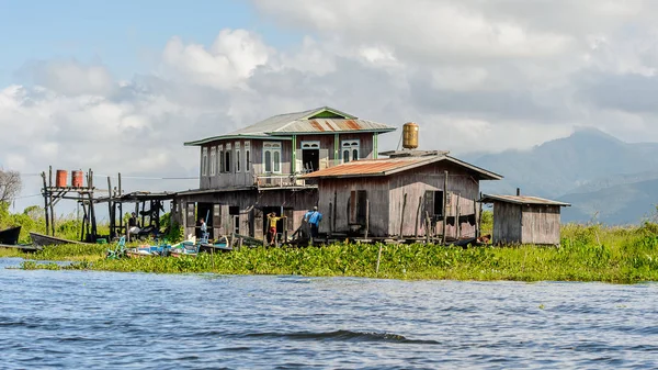 Inn Paw Khon, Myanmar - 30 Ağustos 2016: Inle Sap üzerinde Inpawkhon köyünde house, Shan State Taunggyi İlçesi Nyaungshwe İlçesi'nde bir tatlı su gölü, Myanmar