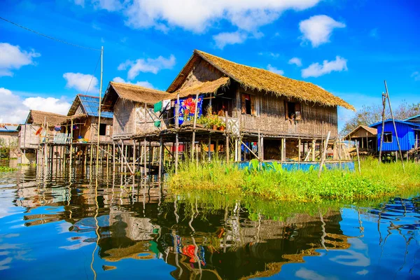 Inn Paw Khon, Myanmar - 30 Ağustos 2016: Inle Sap üzerinde Inpawkhon köyünde house, Shan State Taunggyi İlçesi Nyaungshwe İlçesi'nde bir tatlı su gölü, Myanmar
