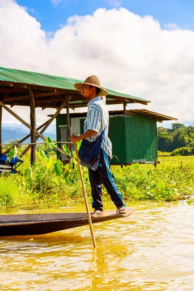 Inle Lake, Myanmar - 30 Ağustos 2016: Myanmar'ın Shan Eyaletinin Taunggyi İlçesi'nin Nyaungshwe İlçesi'nde bulunan bir tatlı su gölü olan Inle Sap'ın üzerinde bambu teknede bulunan tanımlanamayan Birmanyalı adam