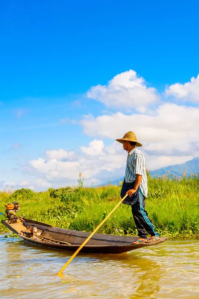 Inle Lake, Myanmar - 30 Ağustos 2016: Myanmar'ın Shan Eyaletinin Taunggyi İlçesi'nin Nyaungshwe İlçesi'nde bulunan bir tatlı su gölü olan Inle Sap'ın üzerinde bambu teknede bulunan tanımlanamayan Birmanyalı adam