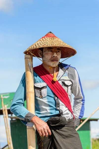 Inle Lake Myanmar Aug 2016 Oidentifierad Burmesisk Man Träbåt Procent — Stockfoto