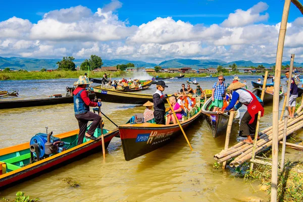 Inle Lake, Myanmar - 30 Ağustos 2016: Shan Eyaleti'nin Taunggyi İlçesi Nyaungshwe İlçesi'nde bulunan inle Sap üzerinde bambu tekneler, bir tatlı su gölü, Myanmar