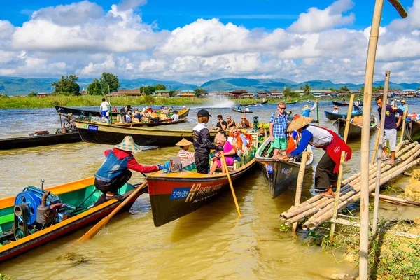 Inle Lake, Myanmar - 30 Ağustos 2016: Shan Eyaleti'nin Taunggyi İlçesi Nyaungshwe İlçesi'nde bulunan inle Sap üzerinde bambu tekneler, bir tatlı su gölü, Myanmar