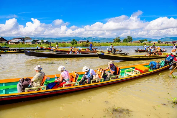 Inle Lake, Myanmar - 30 Ağustos 2016: Shan Eyaleti'nin Taunggyi İlçesi Nyaungshwe İlçesi'nde bulunan inle Sap üzerinde bambu tekneler, bir tatlı su gölü, Myanmar