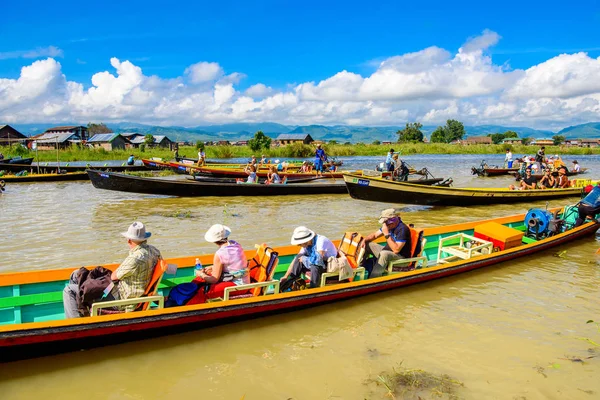 Inle Lake, Myanmar - 30 Ağustos 2016: Shan Eyaleti'nin Taunggyi İlçesi Nyaungshwe İlçesi'nde bulunan inle Sap üzerinde bambu tekneler, bir tatlı su gölü, Myanmar