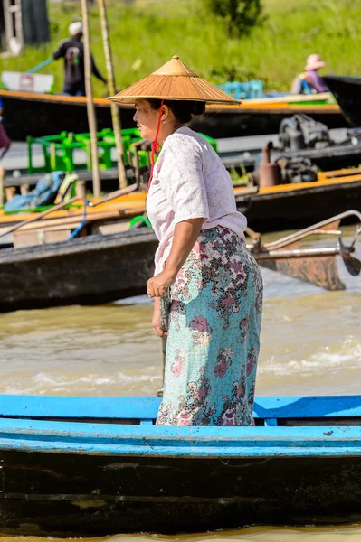 Inle Lake, Myanmar - 30 Ağustos 2016: Inle Gölü üzerinde ahşap bir teknede tanımlanamayan Birmanyalı kadın. Myanma halkının yüzde 68'i Bamar etnik grubuna mensandı