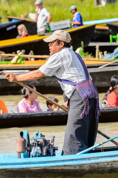 Inle Lake, Myanmar - 30 Ağustos 2016: Inle Gölü üzerinde ahşap bir teknede tanımlanamayan Birmanyalı adam. Myanma halkının yüzde 68'i Bamar etnik grubuna mensandı