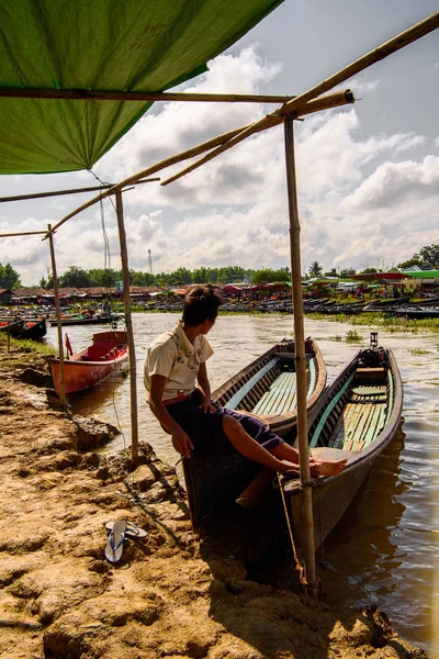 Inle Lake, Myanmar - 30 Ağustos 2016: Shan Eyaleti'nin Taunggyi İlçesi Nyaungshwe İlçesi'nde bulunan inle Sap üzerinde bambu tekneler, bir tatlı su gölü, Myanmar