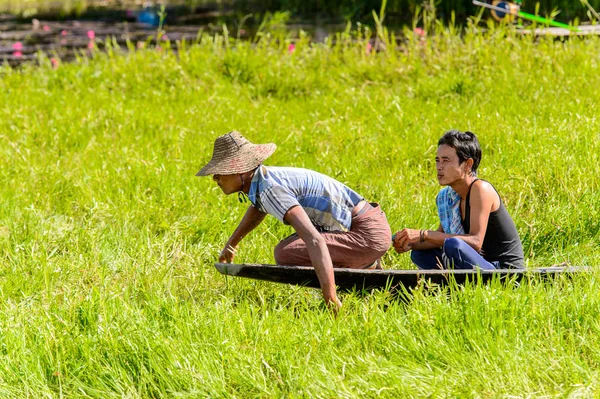 Inle Lake Myanmar Ago 2016 Hombre Birmano Identificado Barco Bambú — Foto de Stock