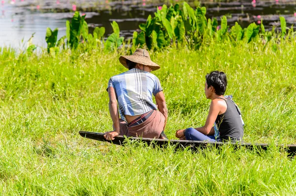 Inle Lake, Myanmar - 30 Ağustos 2016: Myanmar'ın Shan Eyaletinin Taunggyi İlçesi'nin Nyaungshwe İlçesi'nde bulunan bir tatlı su gölü olan Inle Sap'ın üzerinde bambu teknede bulunan tanımlanamayan Birmanyalı adam