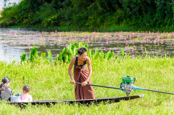 Inle Lake, Myanmar - 30 Ağustos 2016: Myanmar'ın Shan Eyaletinin Taunggyi İlçesi'nin Nyaungshwe İlçesi'nde bulunan bir tatlı su gölü olan Inle Sap'ın üzerinde bambu teknede bulunan tanımlanamayan Birmanyalı adam
