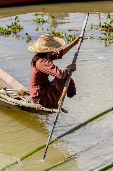 Inle Lake, Myanmar - 30 Ağustos 2016: Tanımlanamayan Birmanyalı kadın Inle Gölü üzerinde ahşap bir tekne sıralıyor. Myanma halkının yüzde 68'i Bamar etnik grubuna mensandı