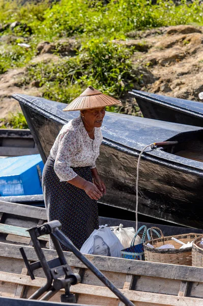 Inle Lake, Myanmar - 30 Ağustos 2016: Myanmar'ın Shan Eyaletinin Taunggyi İlçesi'nin Nyaungshwe İlçesi'nde bulunan bir tatlı su gölü olan Inle Sap'ın üzerinde bambu teknede bulunan tanımlanamayan Birmanyalı adam