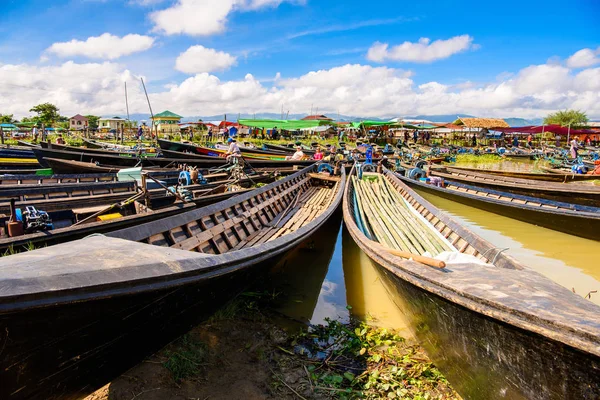 Inle Lake, Myanmar - 30 Ağustos 2016: Shan Eyaleti'nin Taunggyi İlçesi Nyaungshwe İlçesi'nde bulunan bir tatlı su gölü olan Inle Sap üzerinde tekneler,