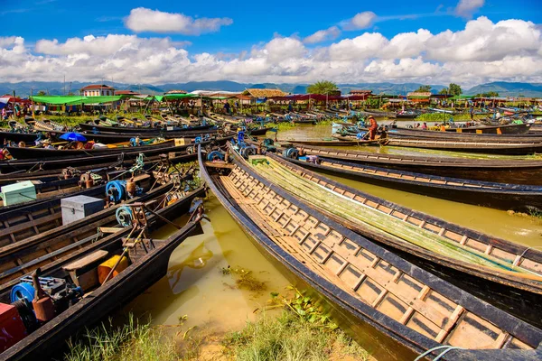 Inle Lake, Myanmar - 30 Ağustos 2016: Shan Eyaleti'nin Taunggyi İlçesi Nyaungshwe İlçesi'nde bulunan bir tatlı su gölü olan Inle Sap üzerinde tekneler,