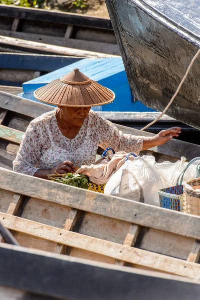 Inle Lake, Myanmar - 30 Ağustos 2016: Inle Gölü üzerinde ahşap bir teknede tanımlanamayan Birmanyalı kadın. Myanma halkının yüzde 68'i Bamar etnik grubuna mensandı
