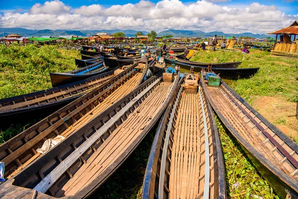 Inle Lake, Myanmar - 30 Ağustos 2016: Shan Eyaleti'nin Taunggyi İlçesi Nyaungshwe İlçesi'nde bulunan inle Sap üzerinde bambu tekneler, bir tatlı su gölü, Myanmar