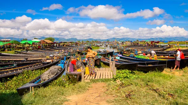 Inle Lake, Myanmar - 30 Ağustos 2016: Shan Eyaleti'nin Taunggyi İlçesi Nyaungshwe İlçesi'nde bulunan inle Sap üzerinde bambu tekneler, bir tatlı su gölü, Myanmar