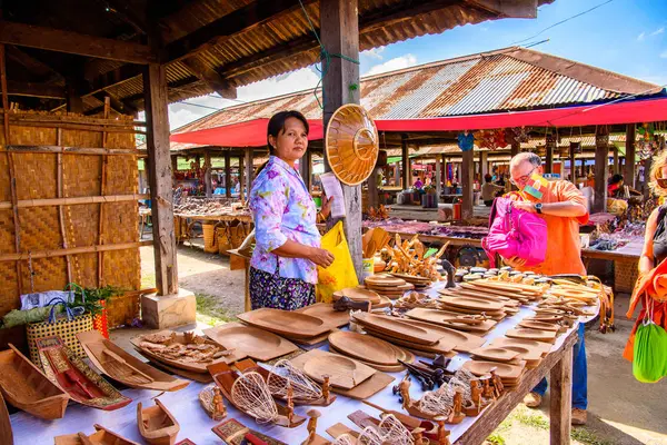 Inle Lake, Myanmar - 30 Ağustos 2016: Tanımlanamayan Birmanyalı kadın pazar yerinde çalışıyor, Inle Sap, Shan Eyaleti Taunggyi İlçesi Nyaungshwe İlçesi'nde bir tatlı su gölü, Myanmar
