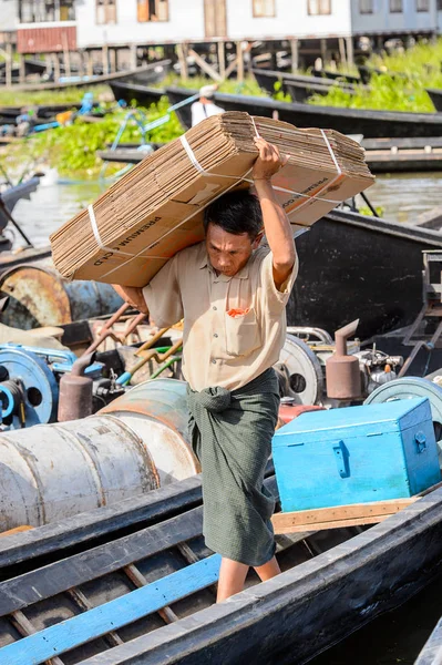 Λίμνη Ίνλε Μιανμάρ Αυγ 2016 Άγνωστος Βιρμανικός Άνθρωπος Κουβαλάει Πράγματα — Φωτογραφία Αρχείου