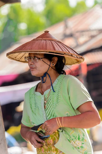 Inle Lake, Myanmar - 30 Ağustos 2016: Geleneksel şapkalı tanımlanamayan Birmanyalı kadın. Myanma halkının yüzde 68'i Bamar etnik grubuna mensandı