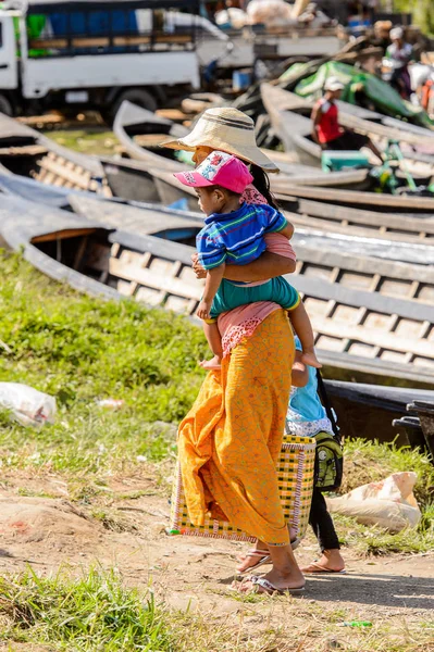 Inle Lake, Myanmar - 30 Ağustos 2016: Inle Sap üzerinde bir köyde tanımlanamayan Birmanya, Shan Eyaleti Taunggyi İlçesi Nyaungshwe İlçesi'nde bulunan bir tatlı su gölü, Myanmar