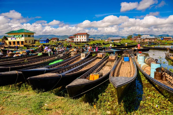 Inle Lake, Myanmar - 30 Ağustos 2016: Shan Eyaleti'nin Taunggyi İlçesi Nyaungshwe İlçesi'nde bulunan inle Sap üzerinde bambu tekneler, bir tatlı su gölü, Myanmar