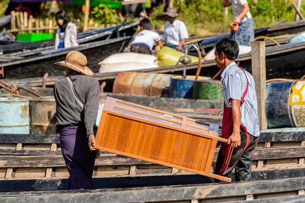 Inle Lake, Myanmar - Ağu 30, 2016: Tanımlanamayan Birmanya adam Inle Sap üzerinde bambu tekne de raf taşır, Shan Eyaleti Taunggyi İlçesi Nyaungshwe İlçesi bir tatlı su gölü, Myanmar