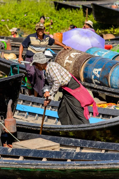 Inle Lake, Myanmar - 30 Ağustos 2016: Shan Eyaleti'nin Taunggyi İlçesi Nyaungshwe İlçesi'nde bulunan bir tatlı su gölü olan Inle Sap üzerinde bambu teknesinde tanımlanamayan Birmanyalı adam,